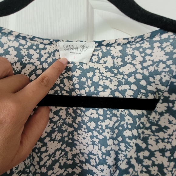 Sienna Sky top, size L, teal and white floral print - Picture 3 of 5